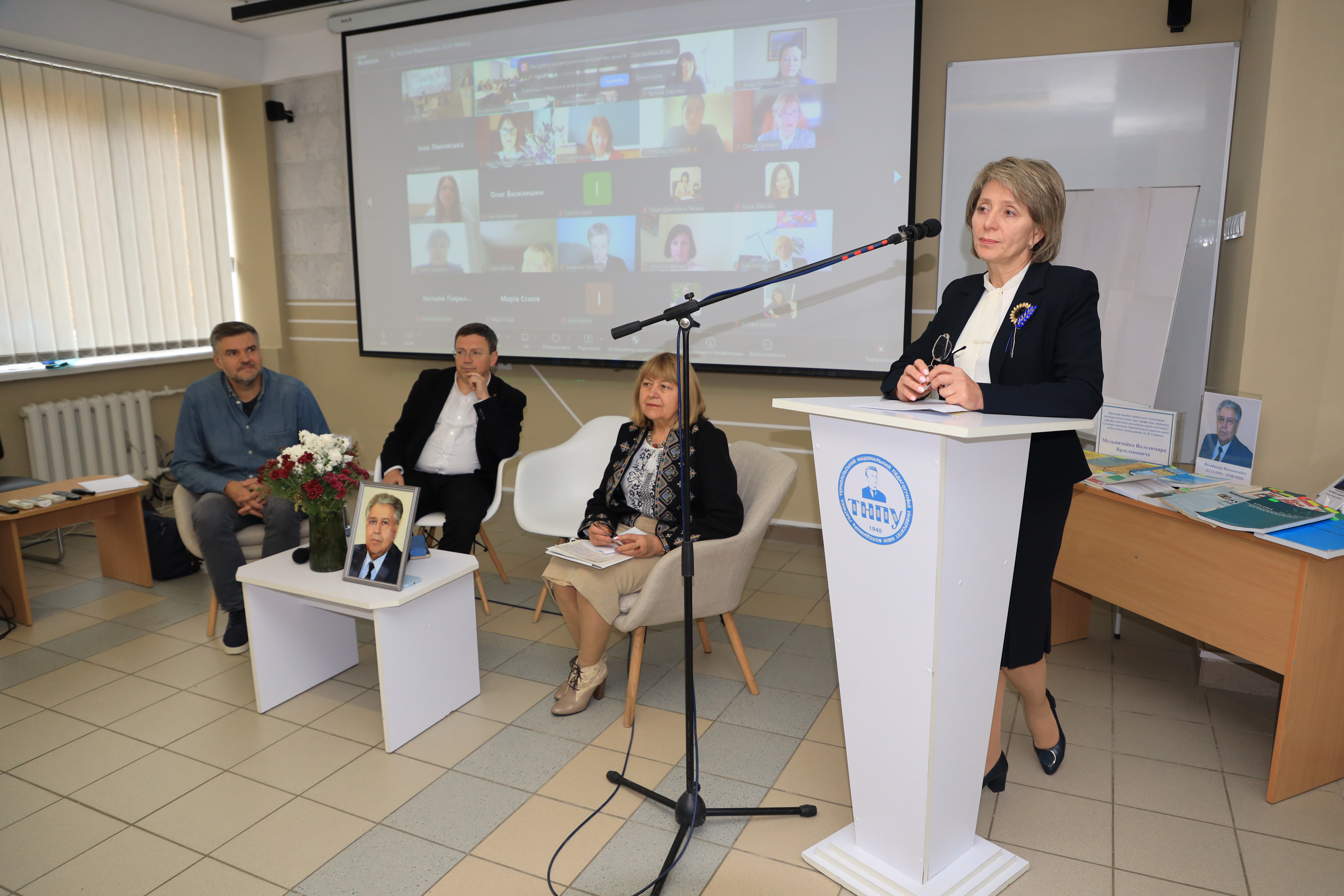 Dekan_fakultetu_filolohii_i_zhurnalistyky_Halyna_Bachynska_pid_chas_vystupu_na_konferentsii